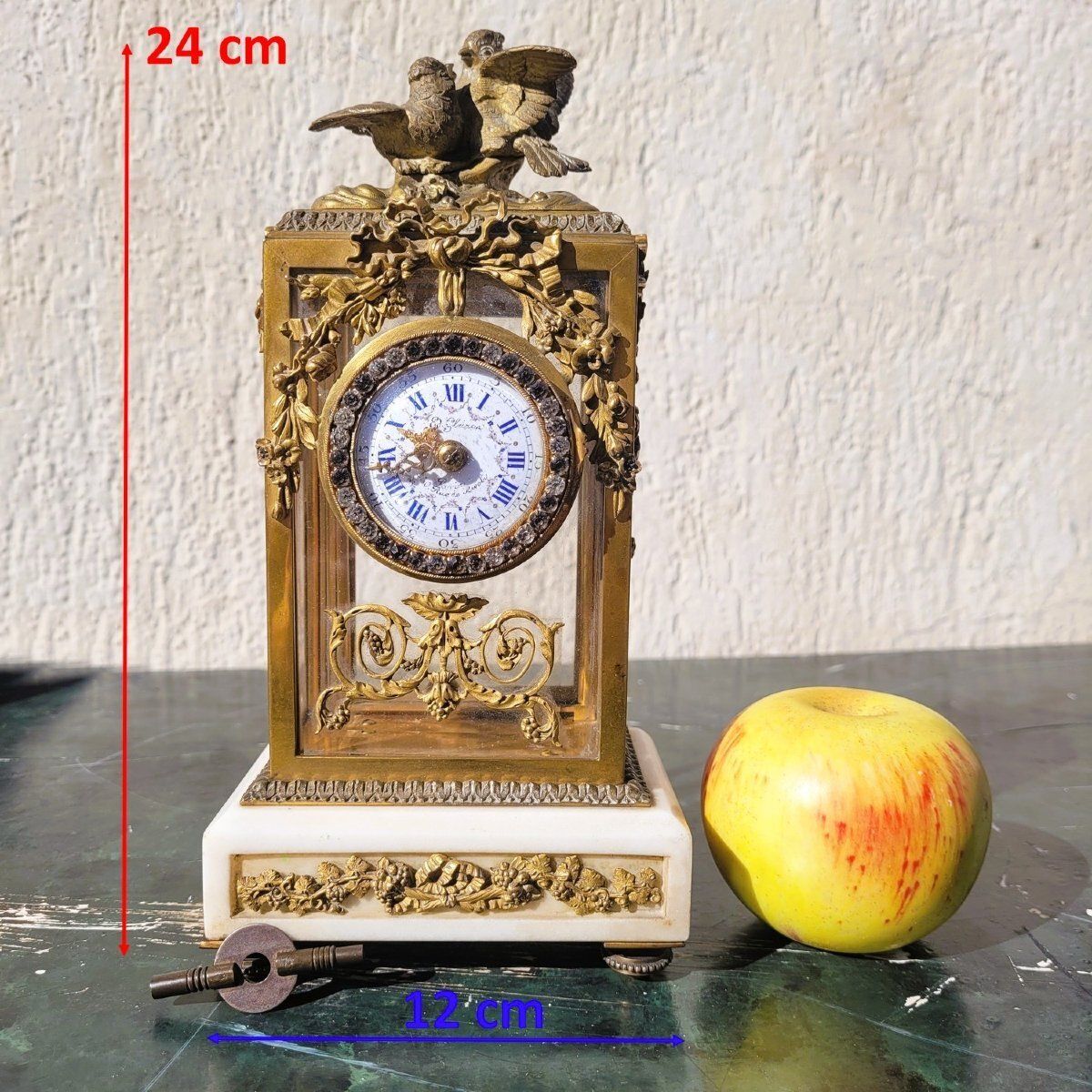 Pendule de style Louis XVI en bronze et marbre blanc, XIXe siècle photo furniture