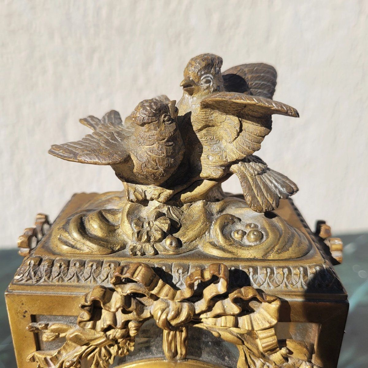 Pendule de style Louis XVI en bronze et marbre blanc, XIXe siècle photo for sale