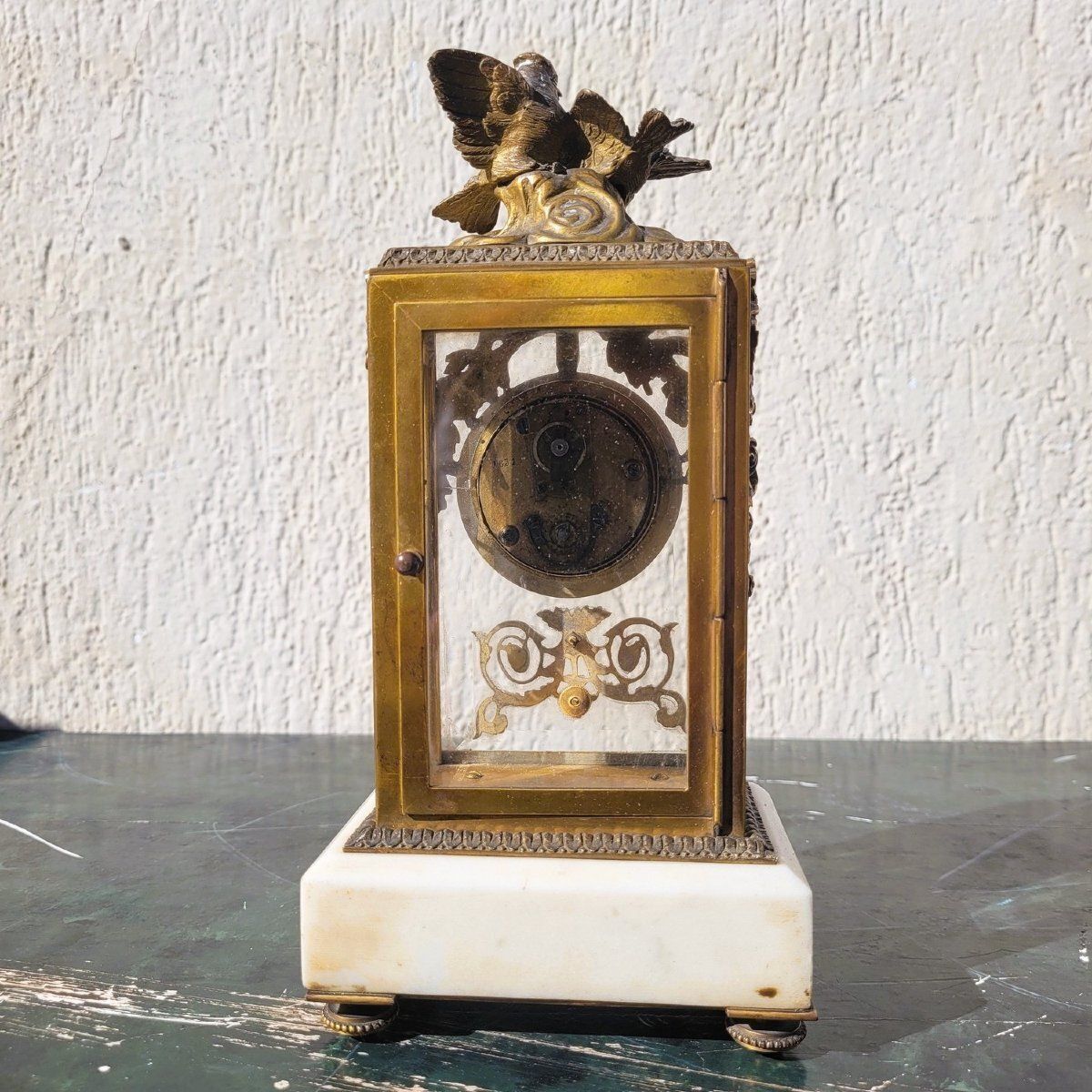 photo furniture Pendule de style Louis XVI en bronze et marbre blanc, XIXe siècle