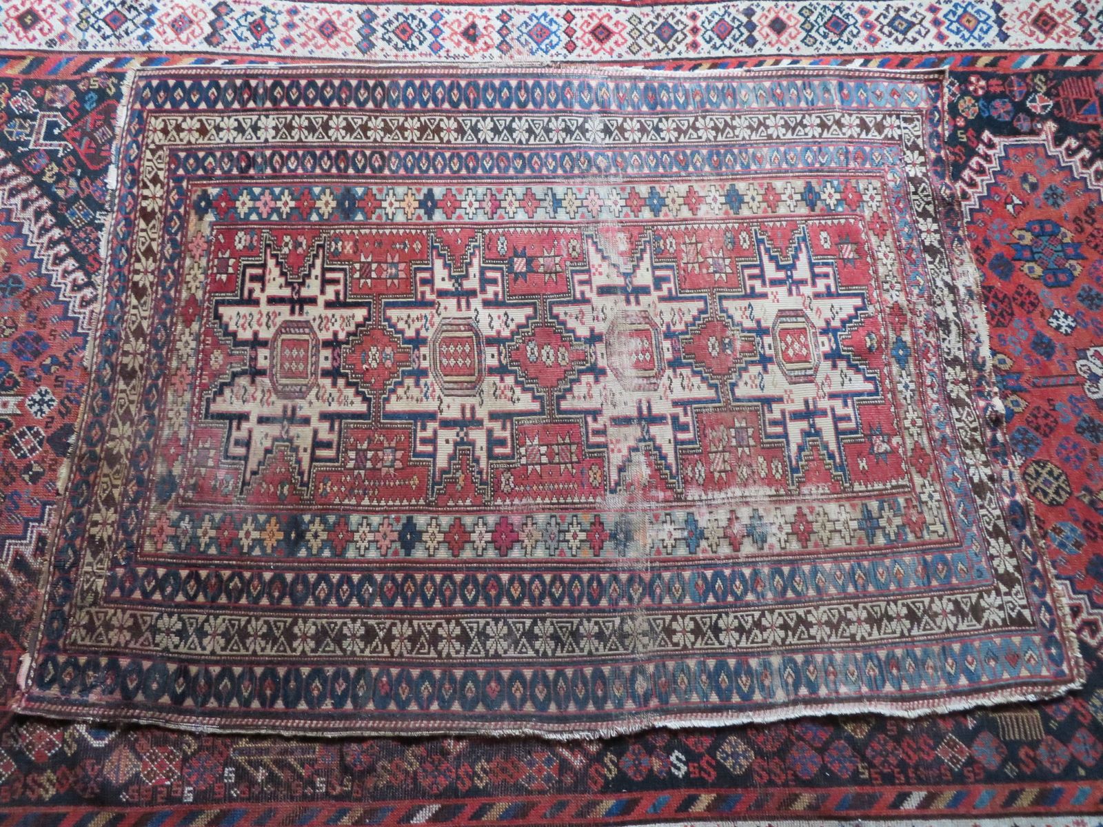 photo vinterior Distressed Antique Caucasian Daghestan Rug. 132cm X 102cm