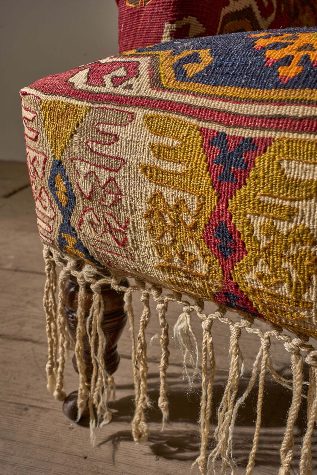 photo furniture 19th Century English Country House In Antique Kilim Upholstery