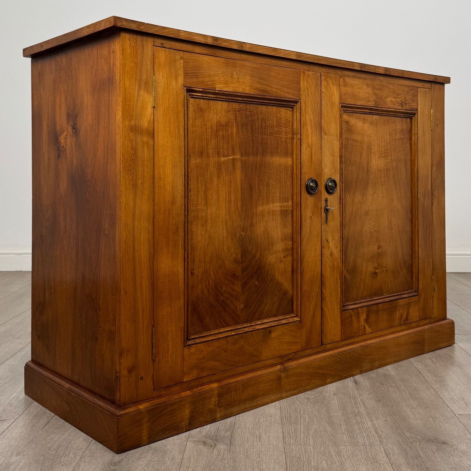photo furniture Antique 20th Century Edwardian Cupboard In Walnut ( Af 5903 )