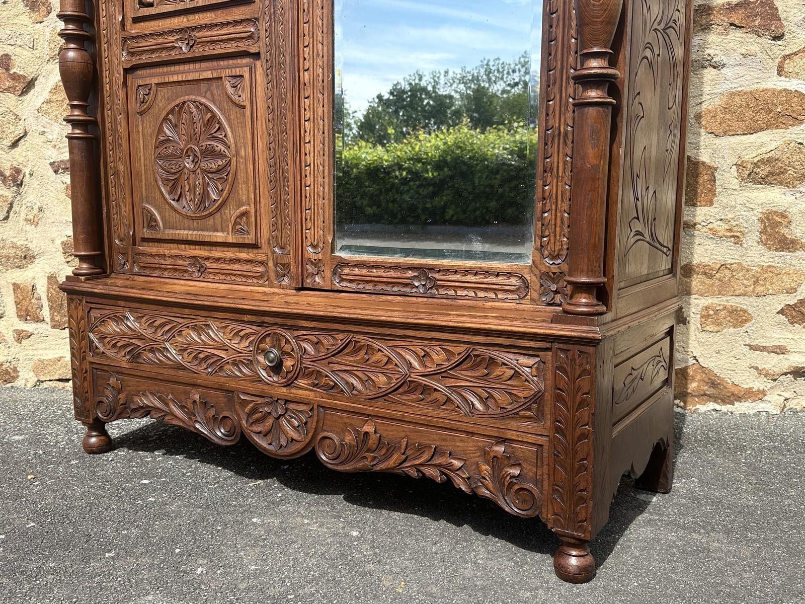 photo vinterior Antique French Breton Carved Bedroom Suite