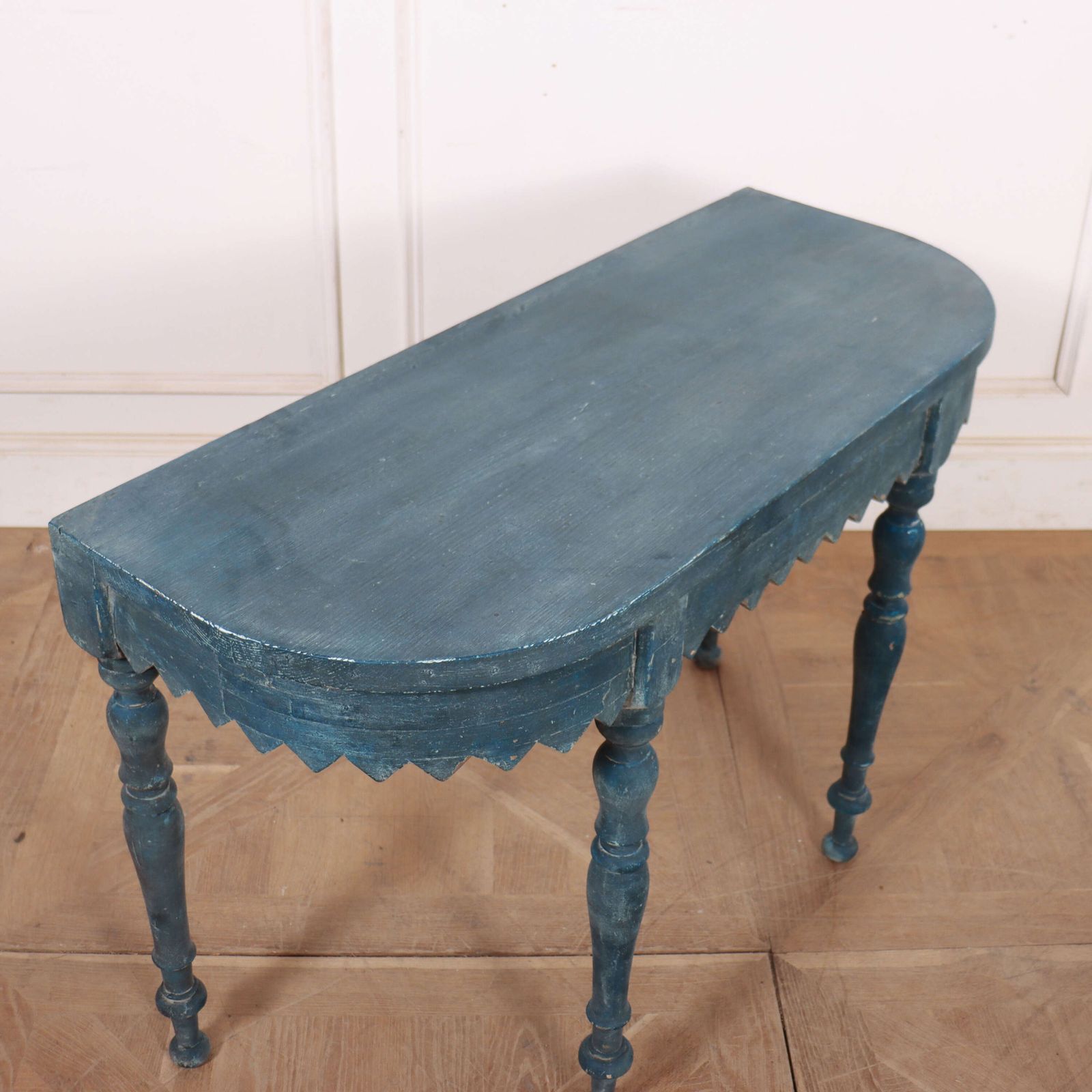 Small English Bow End Console Table photo vinterior