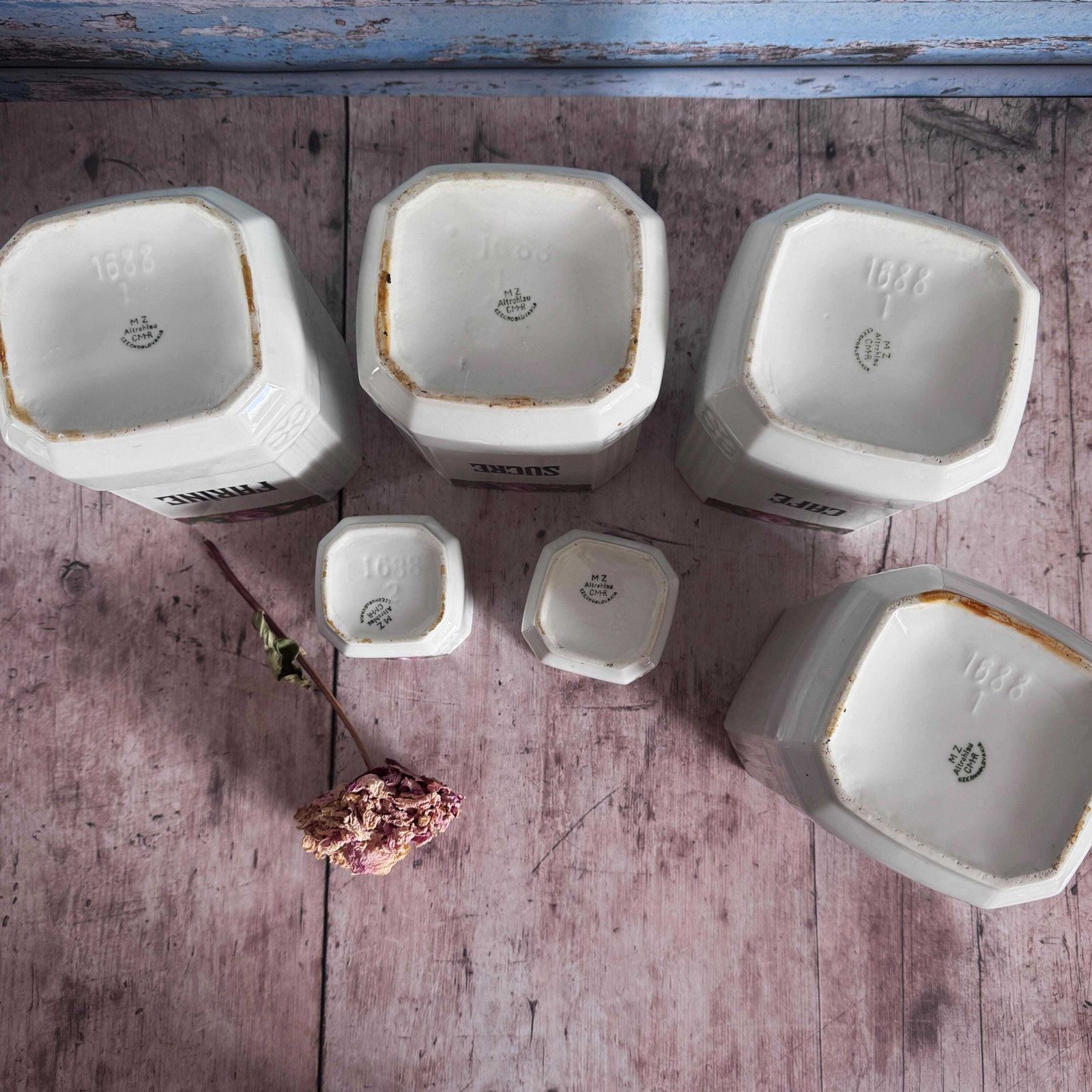Vintage keukenset met bloemmotief photo Woonaccessoires