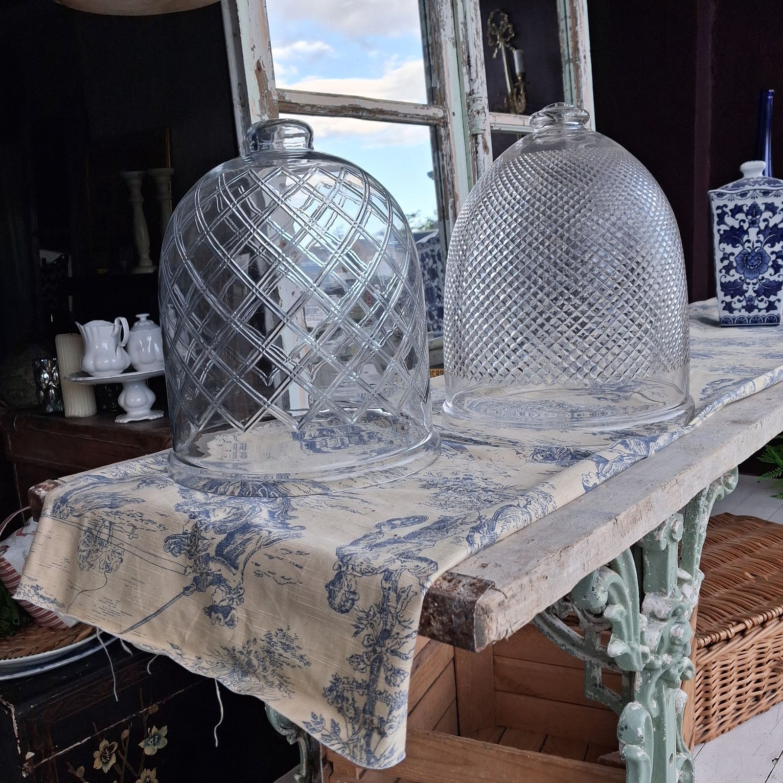 photo vinterior Pair Of Decorative Glass Domes