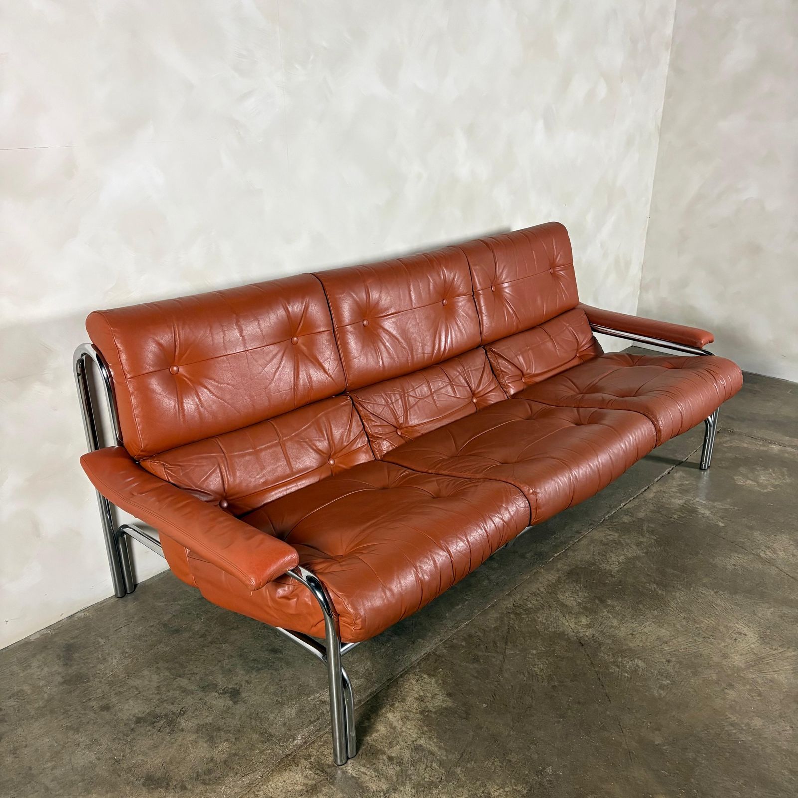 photo vintage Mid Century Pieff Alpha Tan Brown Leather Three Seater Sofa & Two Swivel Lounge Chairs With Footstool Retro Mcm