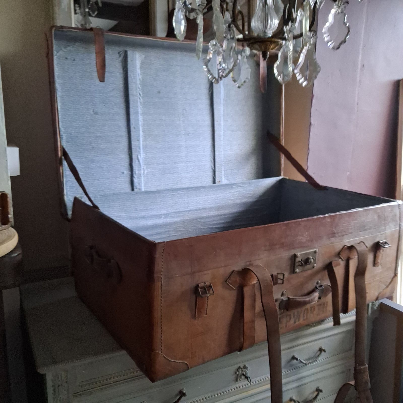 photo vinterior Huge Vintage Brown Leather Trunk Suitcase