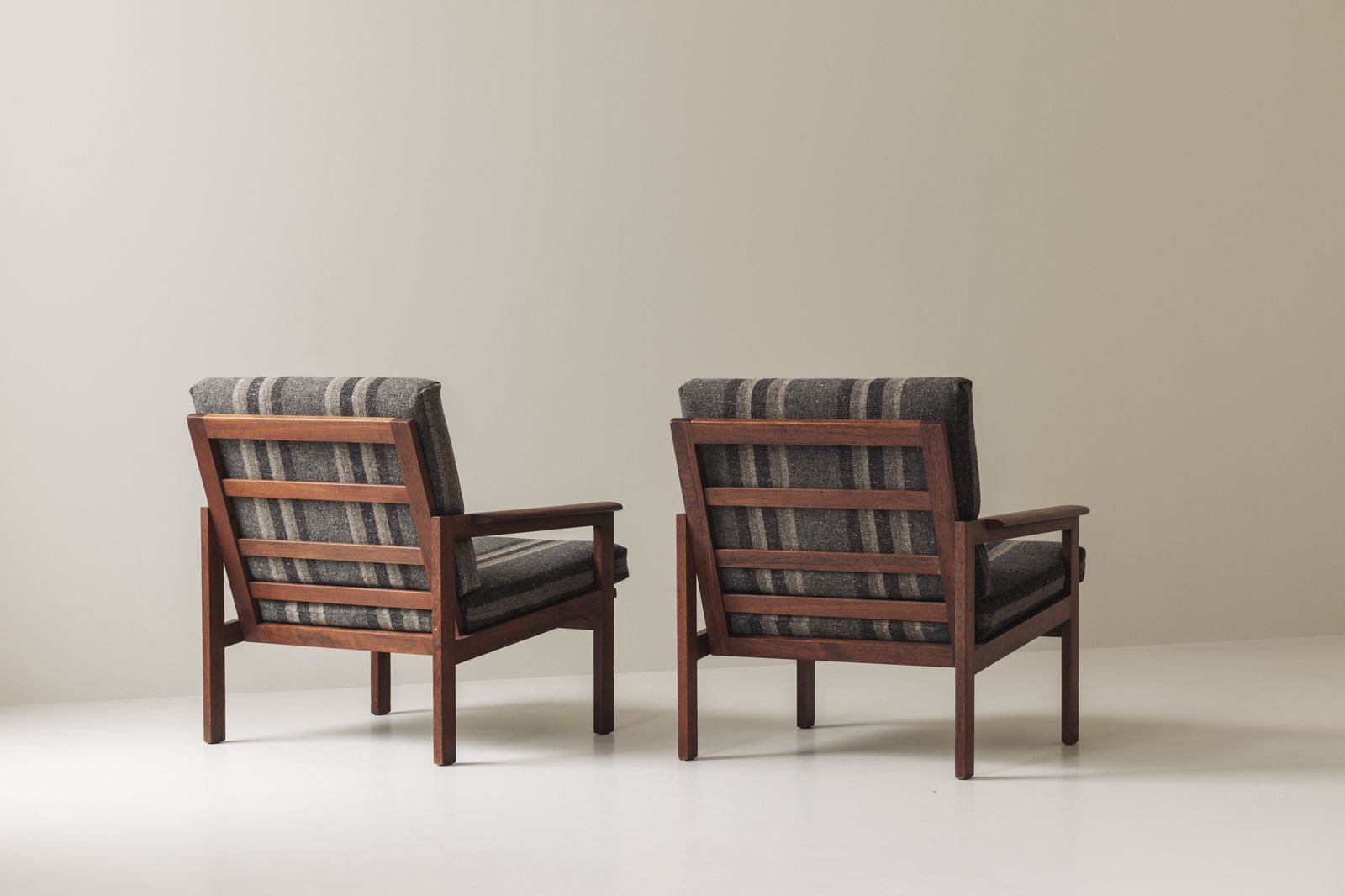 Set van twee fauteuils ontworpen door Illum Wikkelsø voor N. Eilersen, Denemarken 1959. photo Meubels