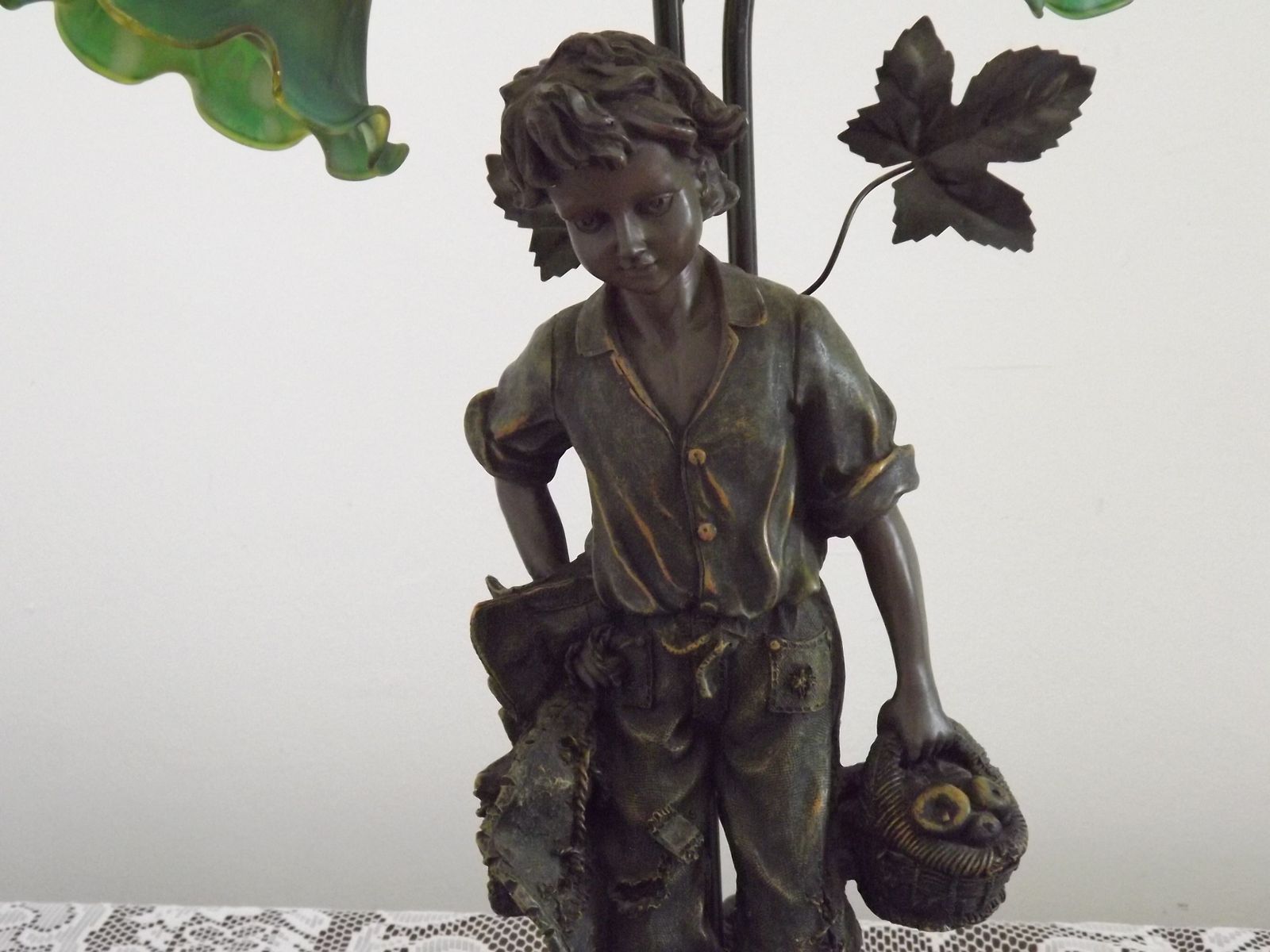 Art Nouveau tafellamp met jongensbeeldje en tulpvormige kappen in amber en groen glas photo 345.0