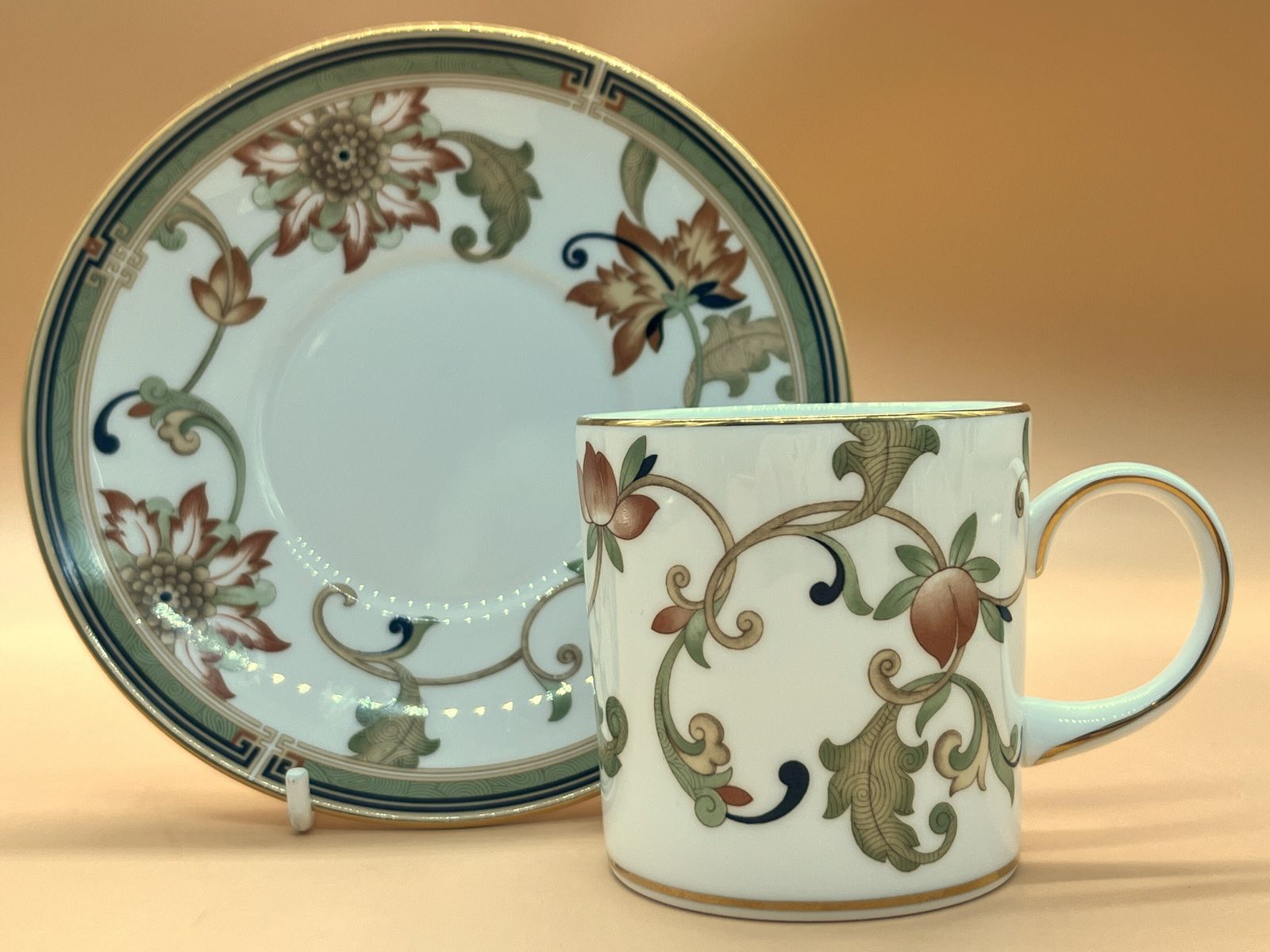 Wedgwood China Oberon Chinoiserie-geïnspireerd patroon, demitasse kop en schotel. Ca. 1993. photo furniture