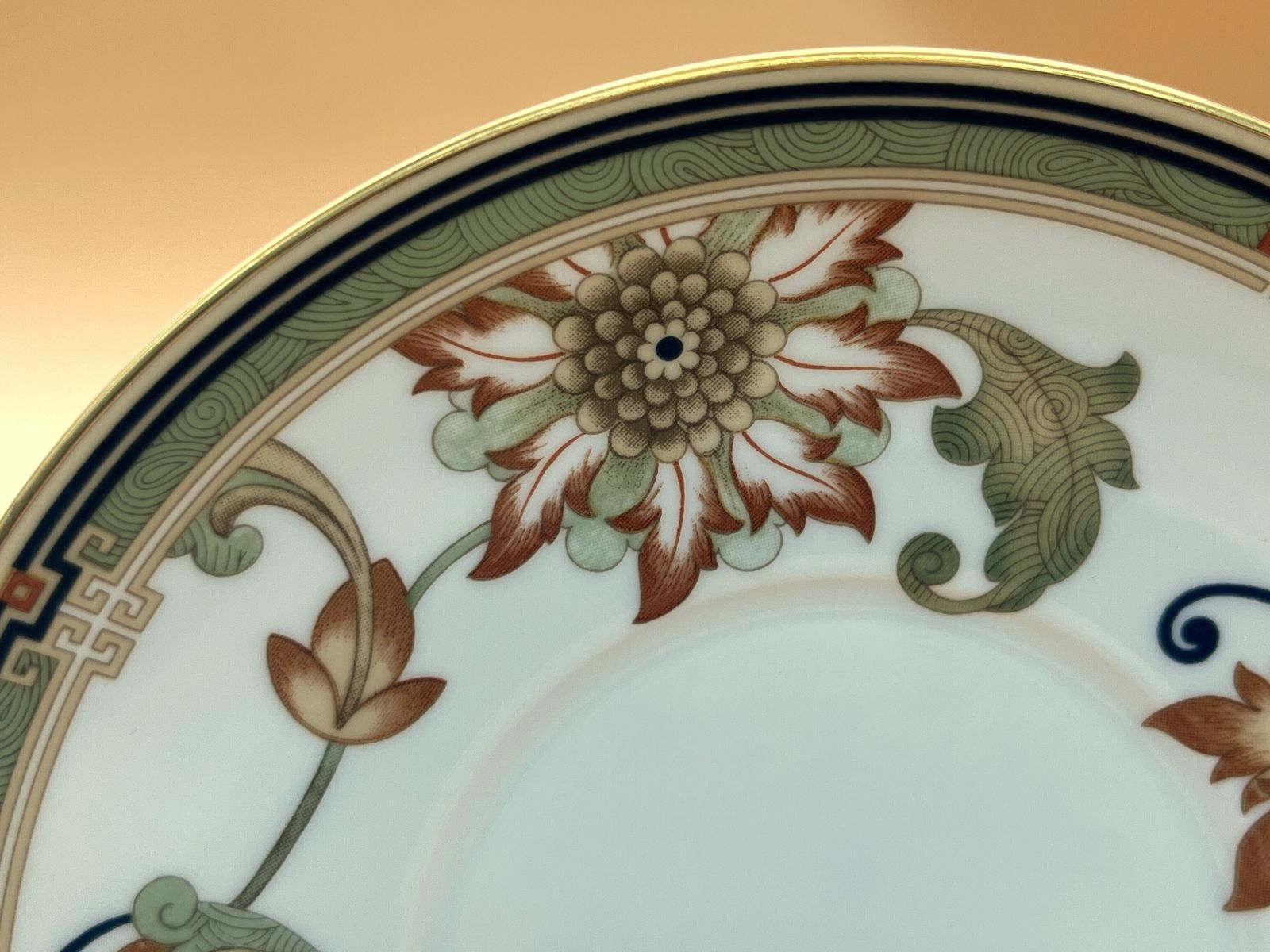 Wedgwood China Oberon Chinoiserie-geïnspireerd patroon, demitasse kop en schotel. Ca. 1993. photo Woonaccessoires