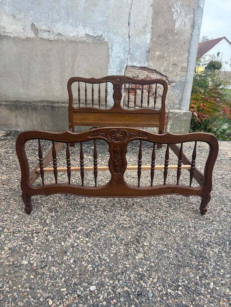 Vintage Houten Bedframe Met Gesneden Sierhoofdbord En Voetenboord, Eerste Helft 20e Eeuw photo Meubels