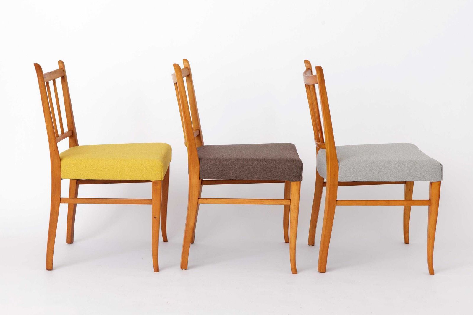 Set Van 4 Vintage Beuken Eetkamerstoelen, Jaren 1950 Mid Century Modern Stoelen, Gerestaureerde Houten Stoelen, Opnieuw Bekleed Met Kleurrijke Stof photo vinterior