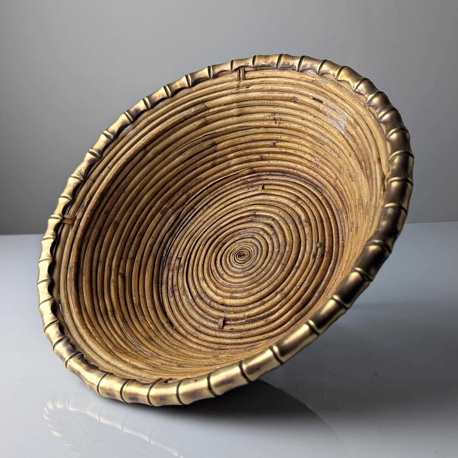 Coupe de milieu de table en rotin tressé et laiton, Italie, années 1970