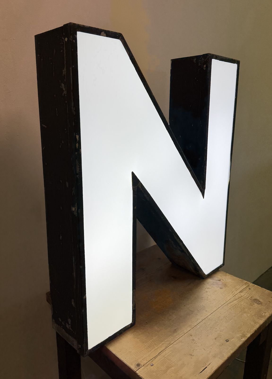 photo vinterior Large Vintage Illuminated Advertising Letter N , 1960s