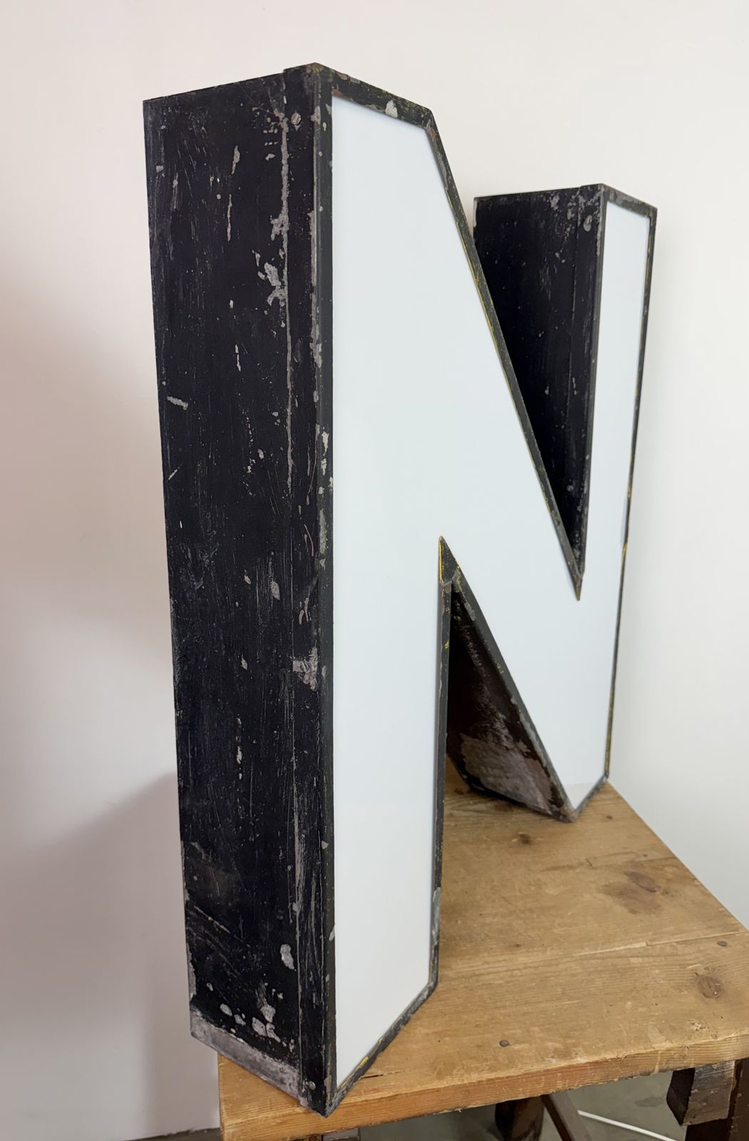 photo vintage Large Vintage Illuminated Advertising Letter N , 1960s