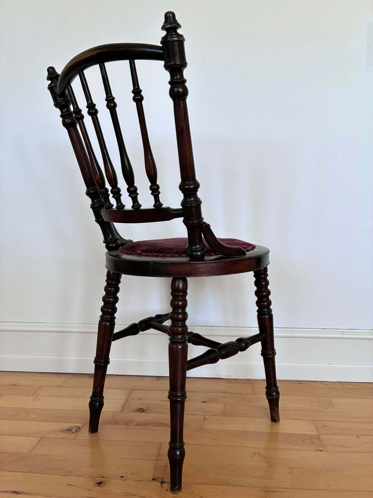 photo furniture Antieke Engelse Victoriaanse Stoel Met Spijlenrug