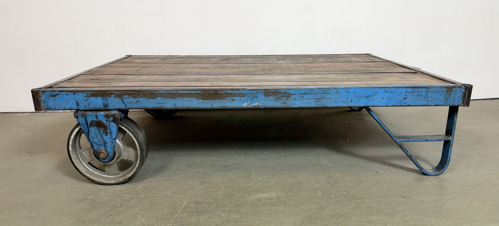 photo vinterior Large Blue Industrial Coffee Table Cart, 1960s