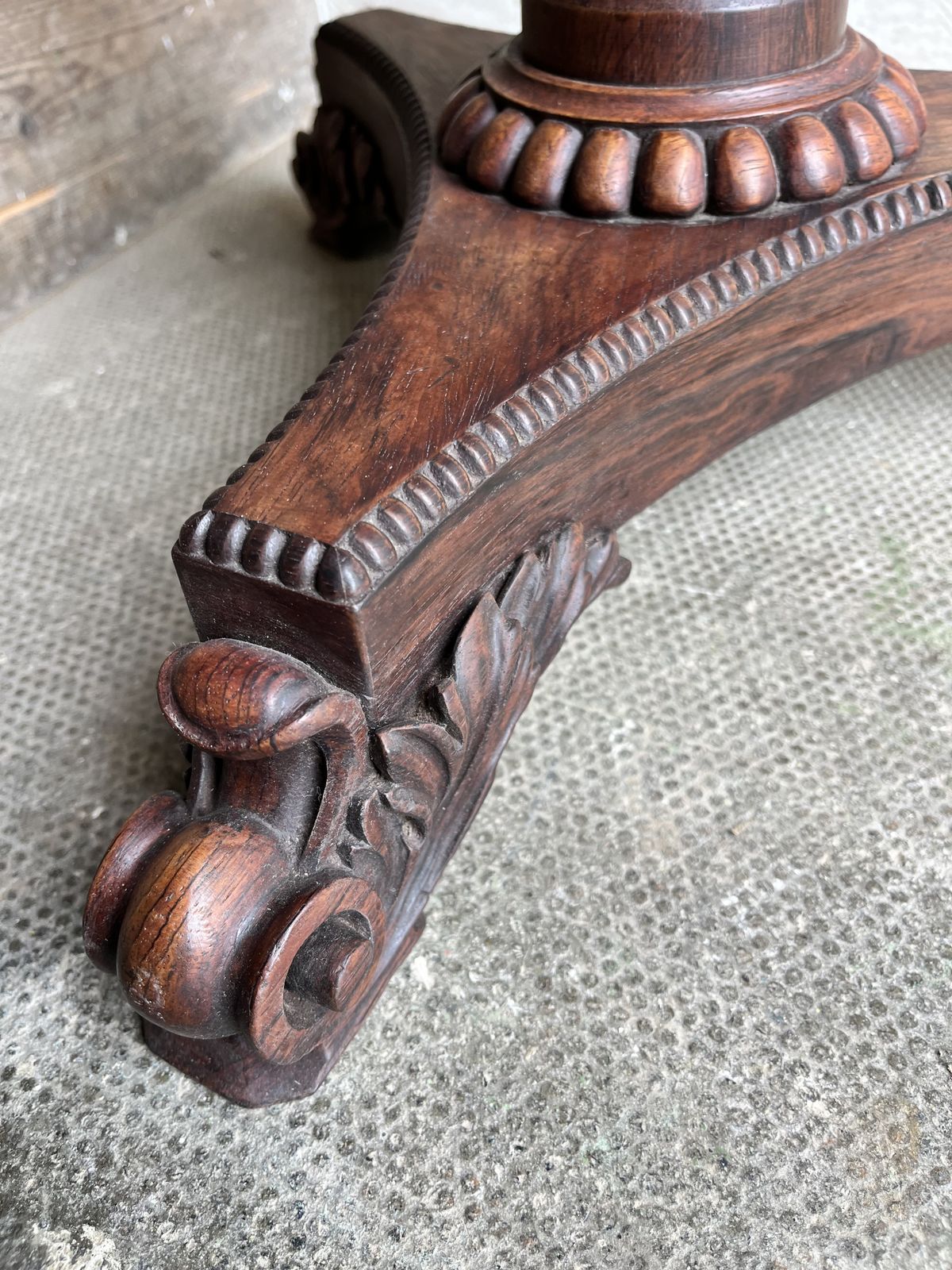 An Exceptional Quality Early Victorian Mahogany And Rosewood Circular Occasional Wine Table With Carved Legs photo Furniture