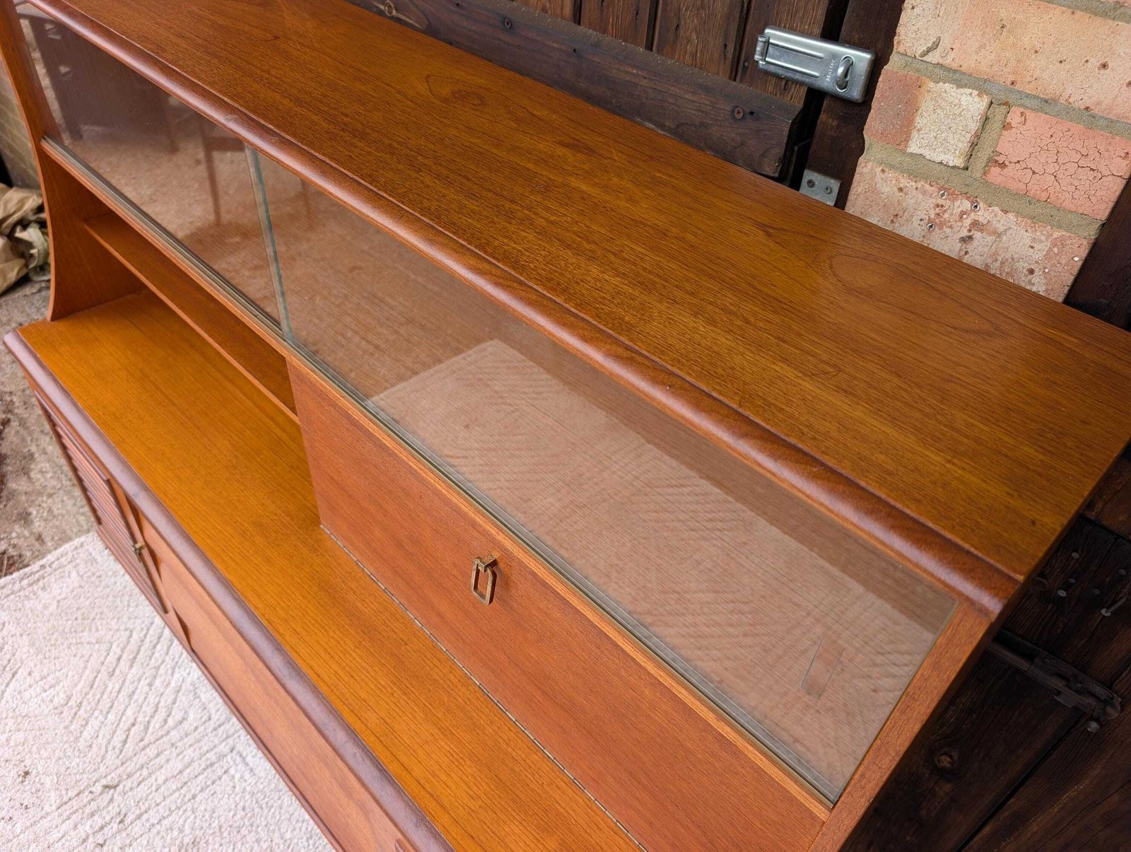photo vintage Mid Century Retro 1970's Teak Louvred Highboard/Cabinet