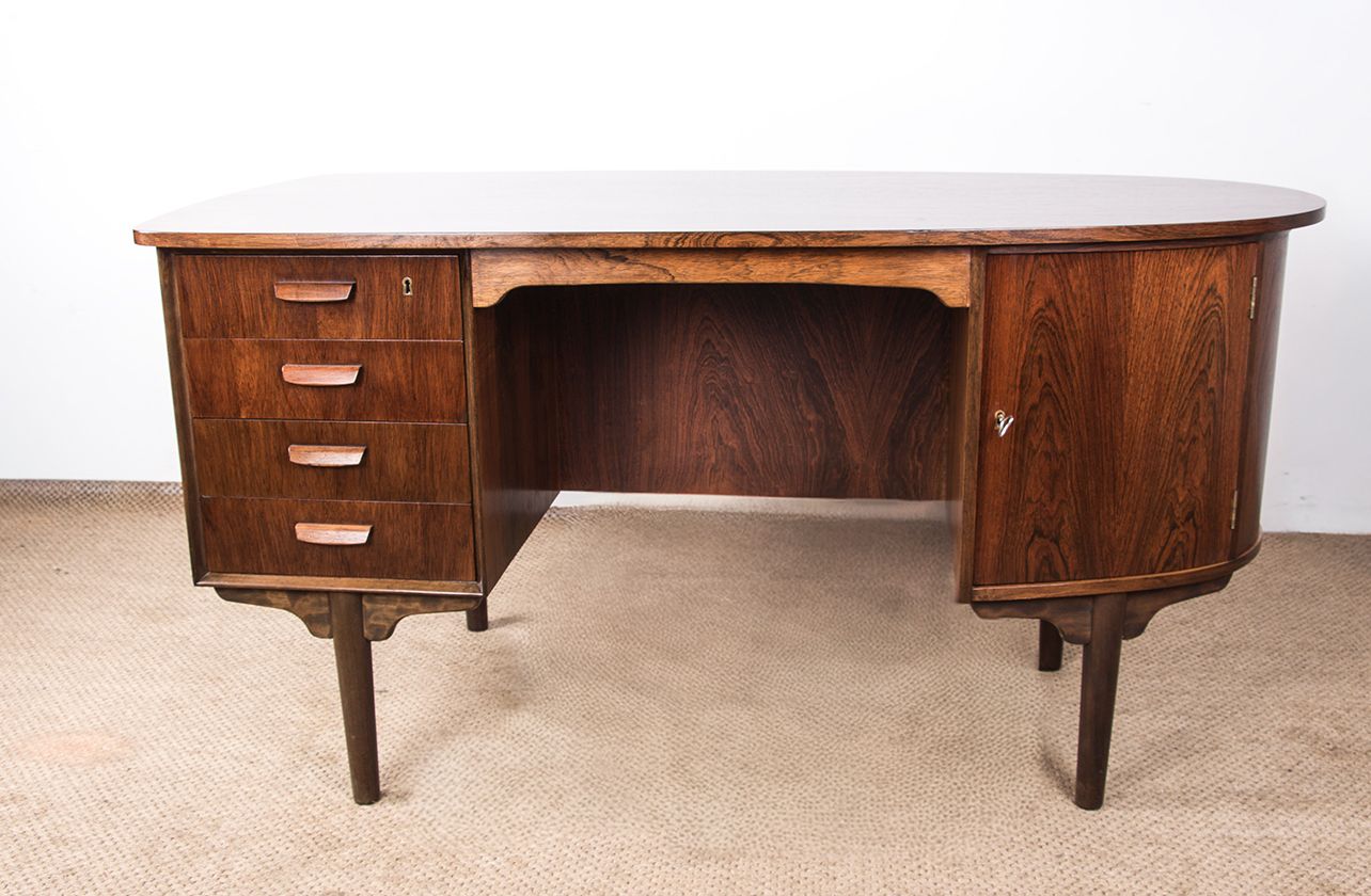 Bureau Danois Ovale En Palissandre Par Gunni Omann 1960.