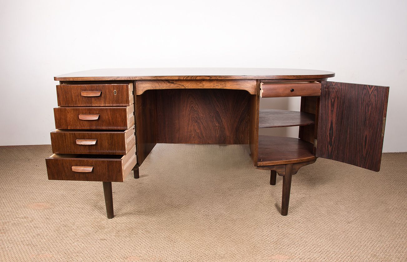 Furniture Bureau Danois Ovale En Palissandre Par Gunni Omann 1960. photo