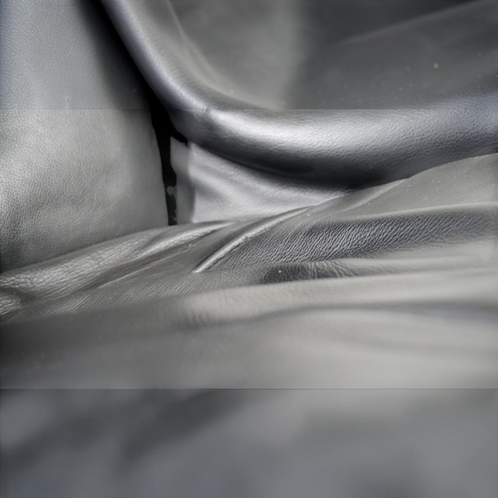 photo buy Poltrona Frau Viking Leather Lounge Chair door Sigurd Ressell, 1970