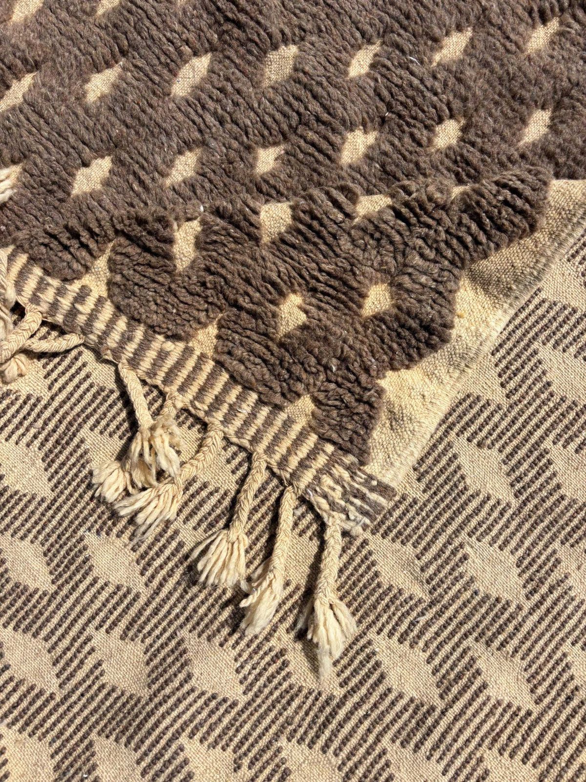 Tapis en laine style boho marocain 180 x 270 cm - tons neutres, motif losange et franges photo Textiles