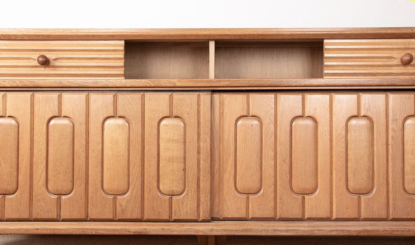 Grand buffet en chêne et céramiques Danikowski, par Guillerme et Chambron, 1960. photo Mobilier