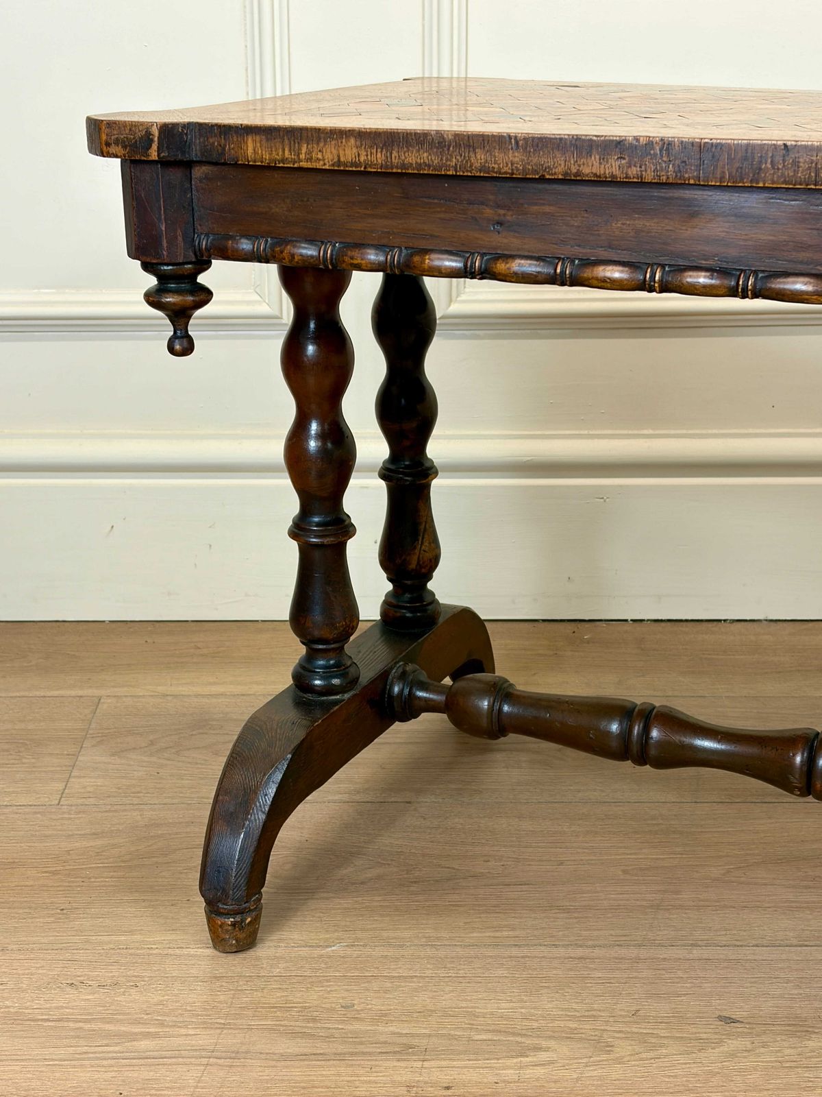 photo vinterior Antique Victorian Walnut Parquetry Coffee Table