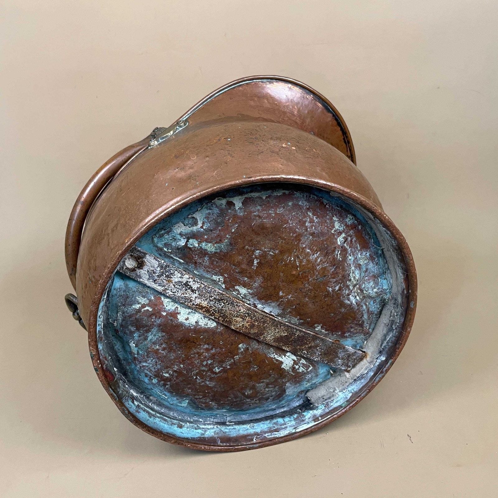 photo vinterior Antique English Metal Copper Coal Bucket Handle Fireside Fire Side Scuttle Copper Helmet Farmhouse Cottage Vintage Fireplace