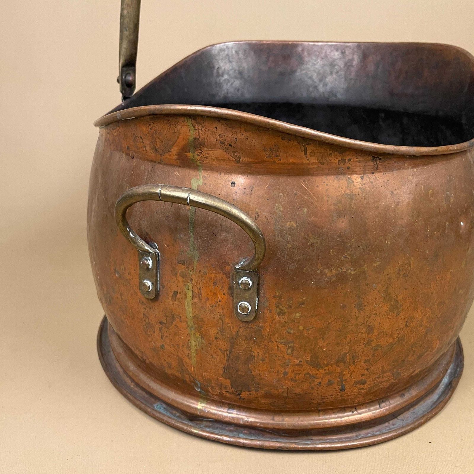 Antique English Metal Copper Coal Bucket Brass Handle Fireside Fire Side Scuttle Copper Helmet Farmhouse Cottage Vintage Fireplace photo vintage