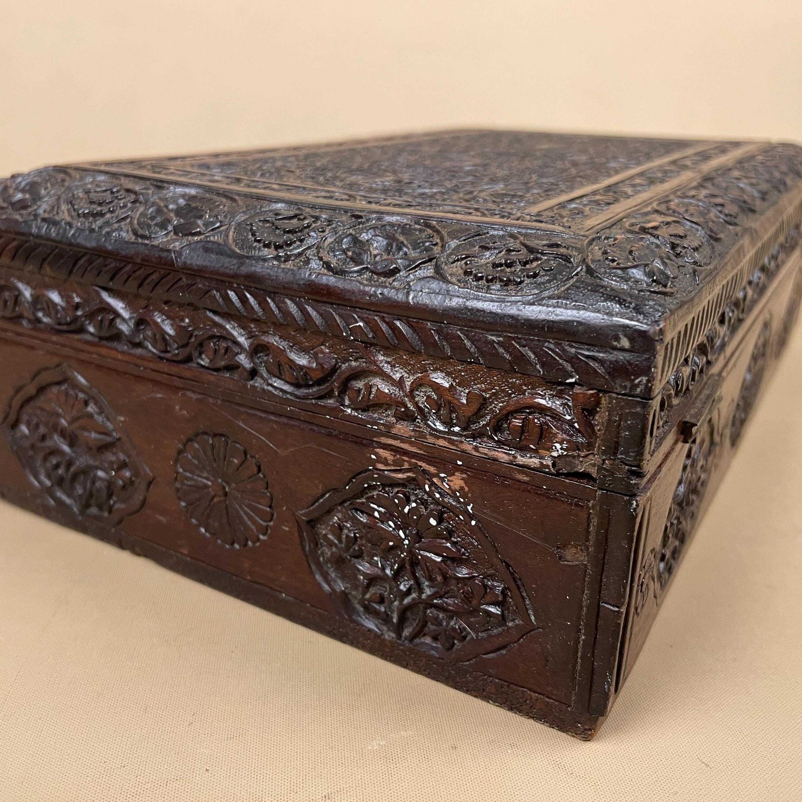 photo vintage Hand Carved Wooden Box Floral Patterned Design Vintage Storage Trinket Jewellery Decorative Carved Keepsake Box Antique Rectangle Wood Key