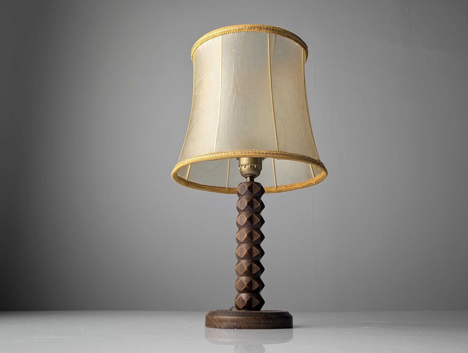 Lampe de table Charles Dudouyt en chêne, abat-jour en parchemin, France, années 1950 photo vinterior