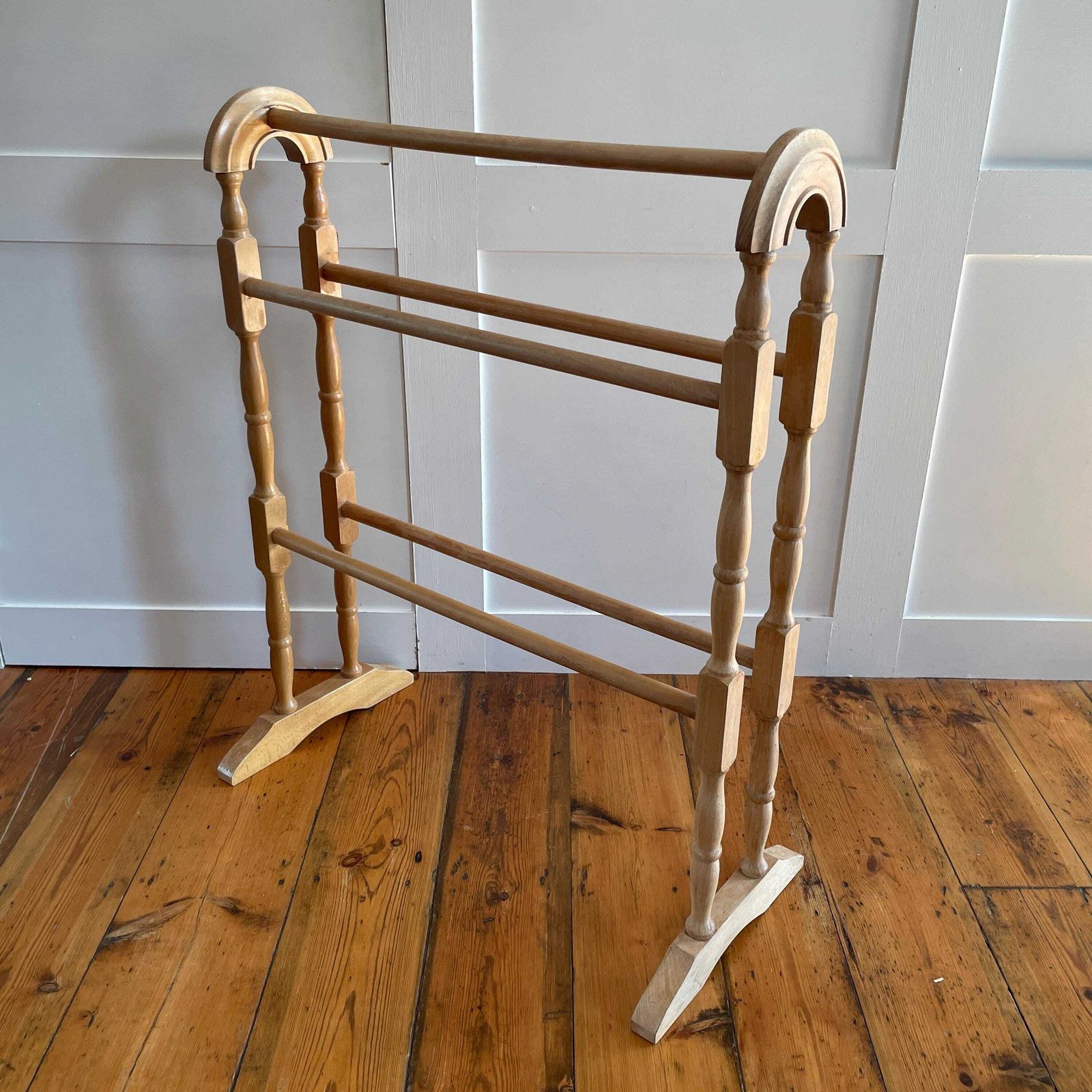 Victorian Pine Towel Rail Freestanding Wooden Blanket Bathroom Antique Style Stand Bathroom Holder Rack Cottage Mud Room Freestanding photo furniture