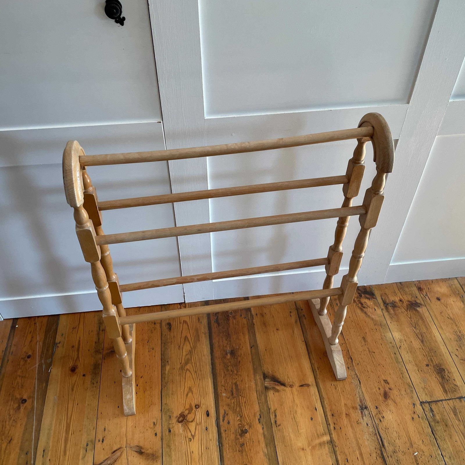 Victorian Pine Towel Rail Freestanding Wooden Blanket Bathroom Antique Style Stand Bathroom Holder Rack Cottage Mud Room Freestanding photo vinterior