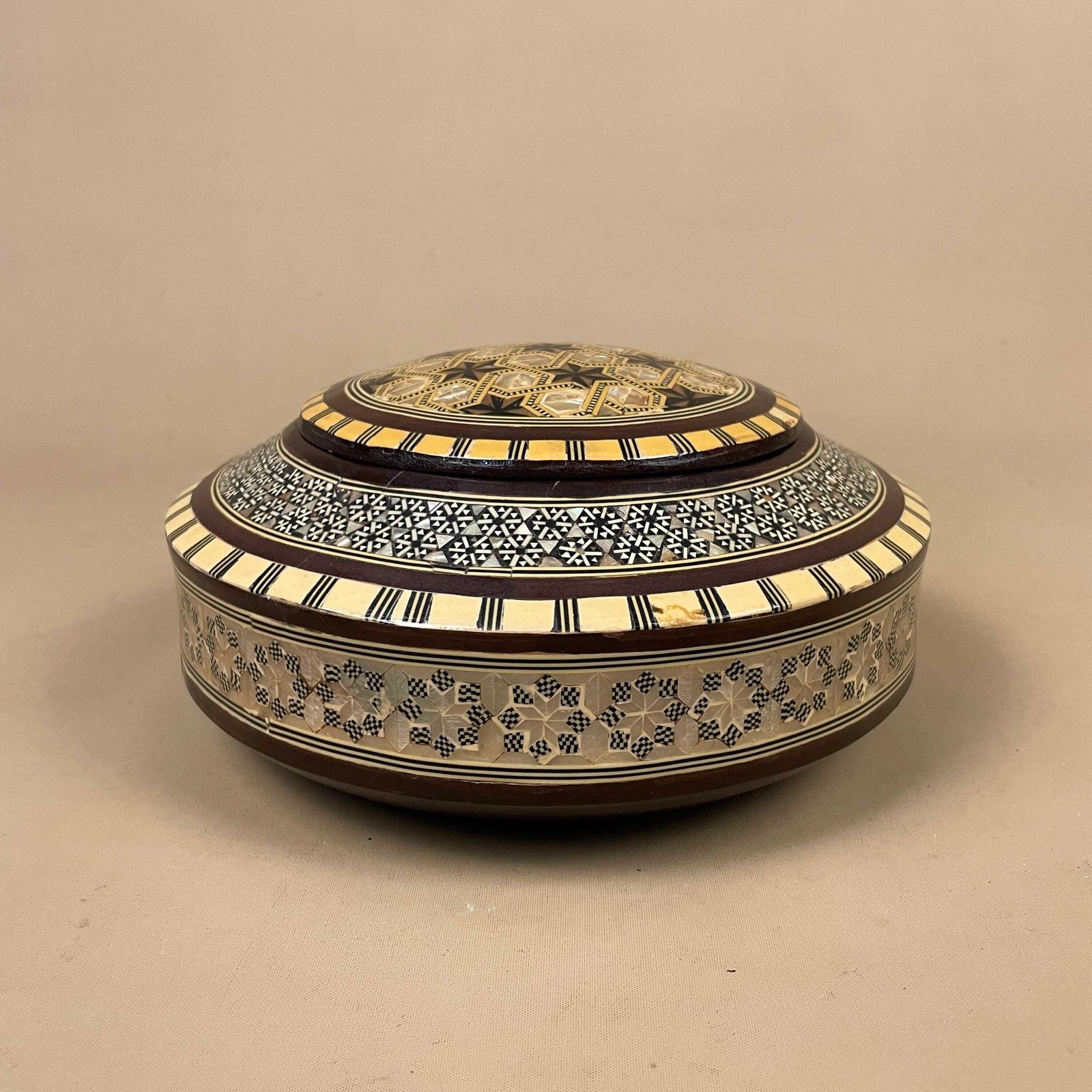 Middle Eastern Box Wooden Inlay Mosaic Pattern Trinket Jewellery Round Medium Keepsake Storage Lid Lidded Circle Marquetry Antique photo for sale