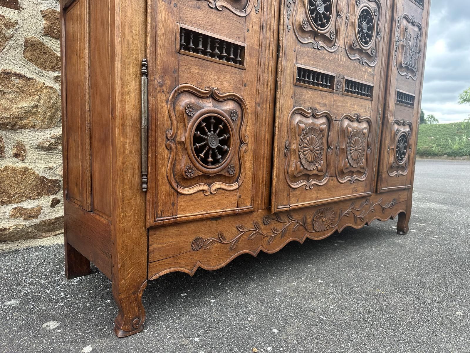 photo furniture Antique French Breton Carved Oak Bedroom Suite