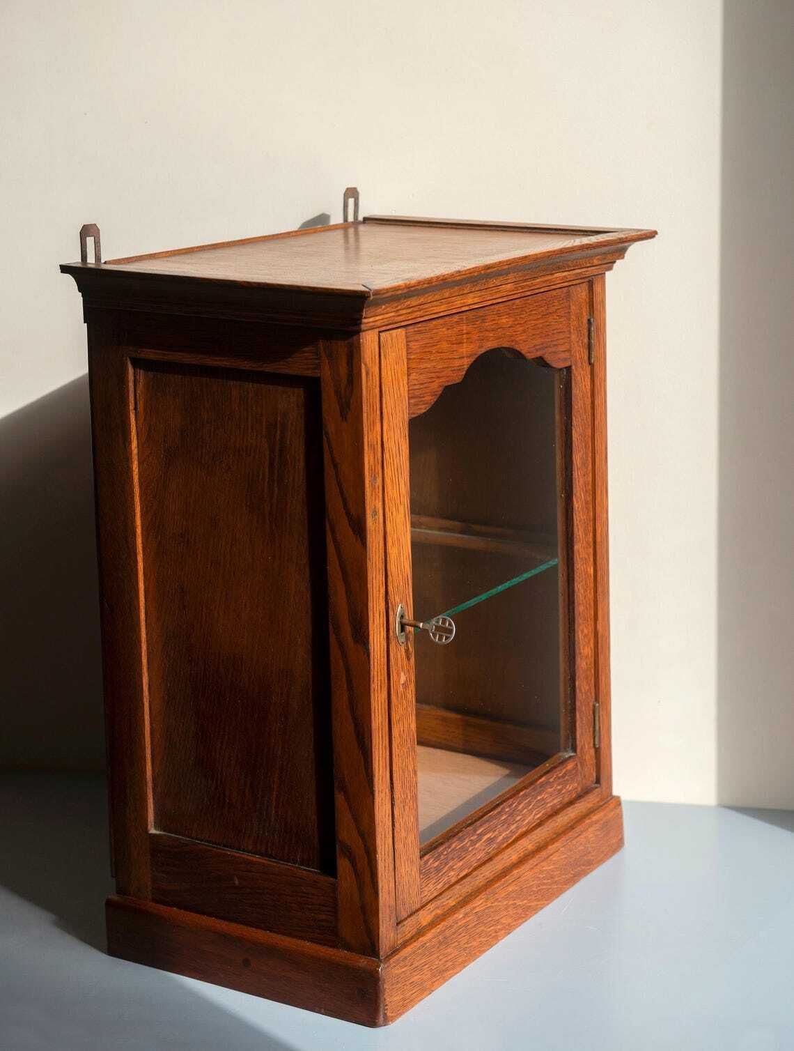 Antieke Eiken Wandkast – Glazen Deur Met Slot – Arts And Crafts Vitrinekast Voor Badkamer Of Display photo furniture