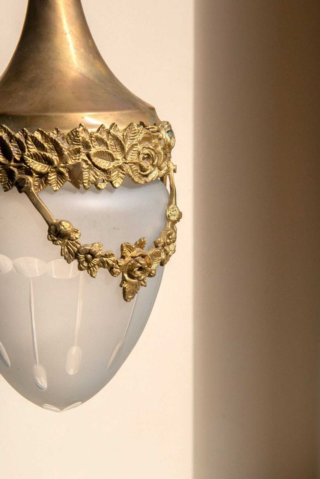 Antieke Franse Art Nouveau Hanglamp  Matglazen Hanglamp  Sierlijk Messing Plafondlicht  Bloemen Kroonluchter photo vinterior
