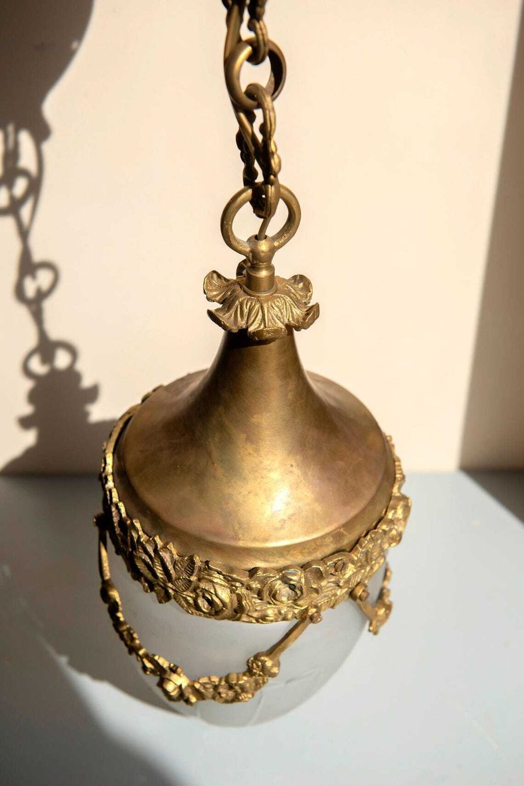 Antieke Franse Art Nouveau Hanglamp  Matglazen Hanglamp  Sierlijk Messing Plafondlicht  Bloemen Kroonluchter photo vintage