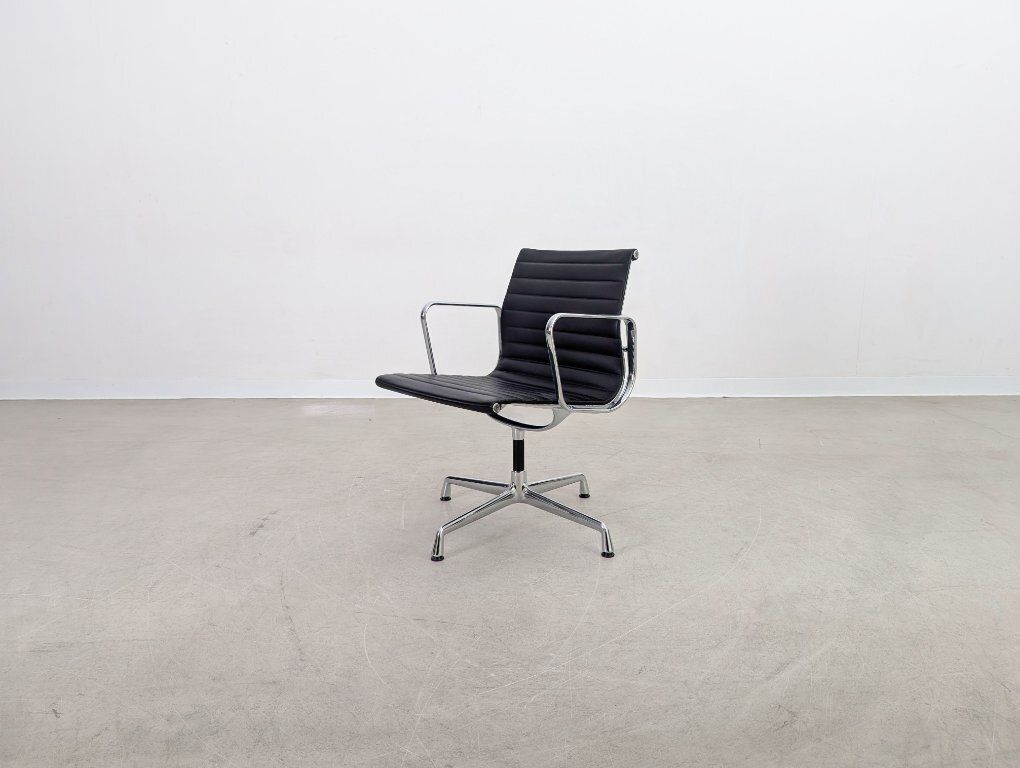 Fauteuil Vitra EA 108 en cuir noir, par Charles & Ray Eames photo vinterior