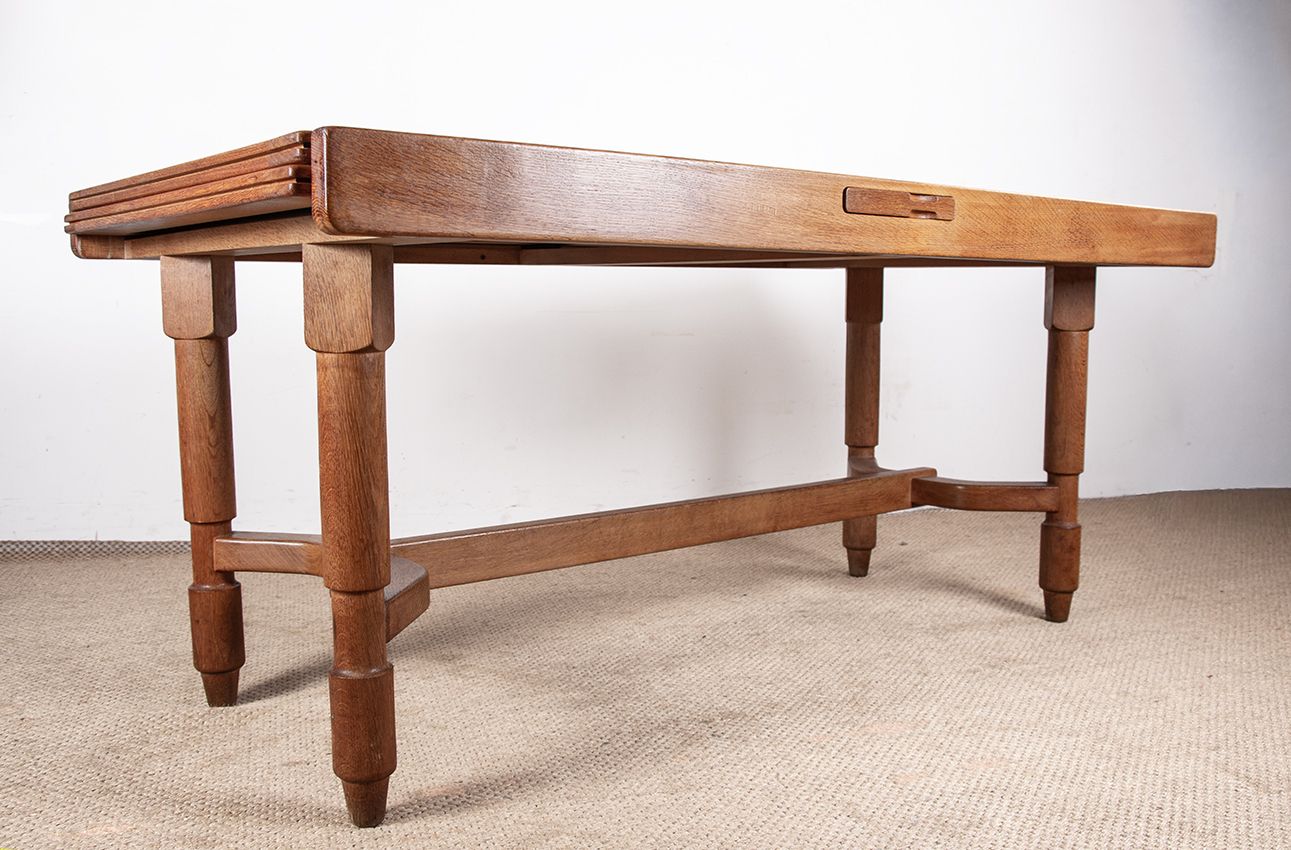 Mobilier Grande table à manger extensible, 320 cm, en chêne, par Guillerme et Chambron pour Votre Maison, 1960. photo