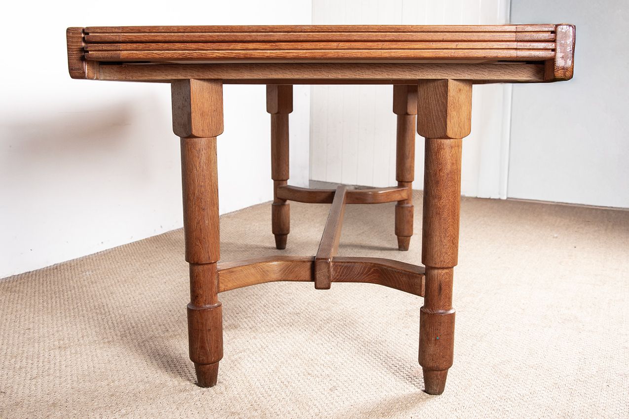 9000.0 Grande table à manger extensible, 320 cm, en chêne, par Guillerme et Chambron pour Votre Maison, 1960. photo