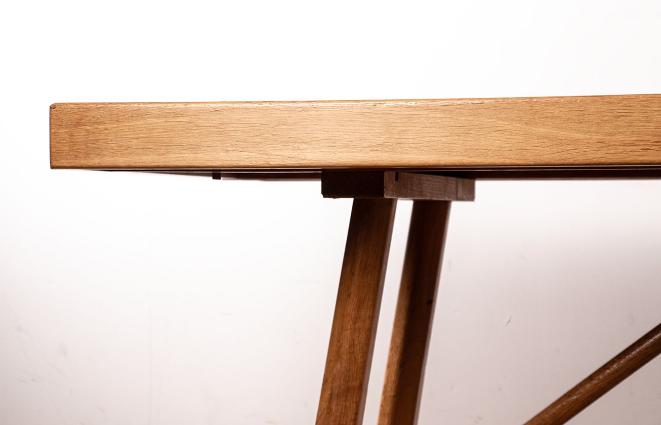 photo furniture Grande table à manger extensible en chêne, par Guillerme et Chambron pour Votre Maison, 1960.