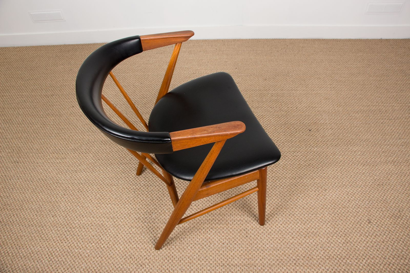 photo for sale Fauteuils danois en teck et skaï Sibast, par Helge Sibast pour Sibast, 1955.