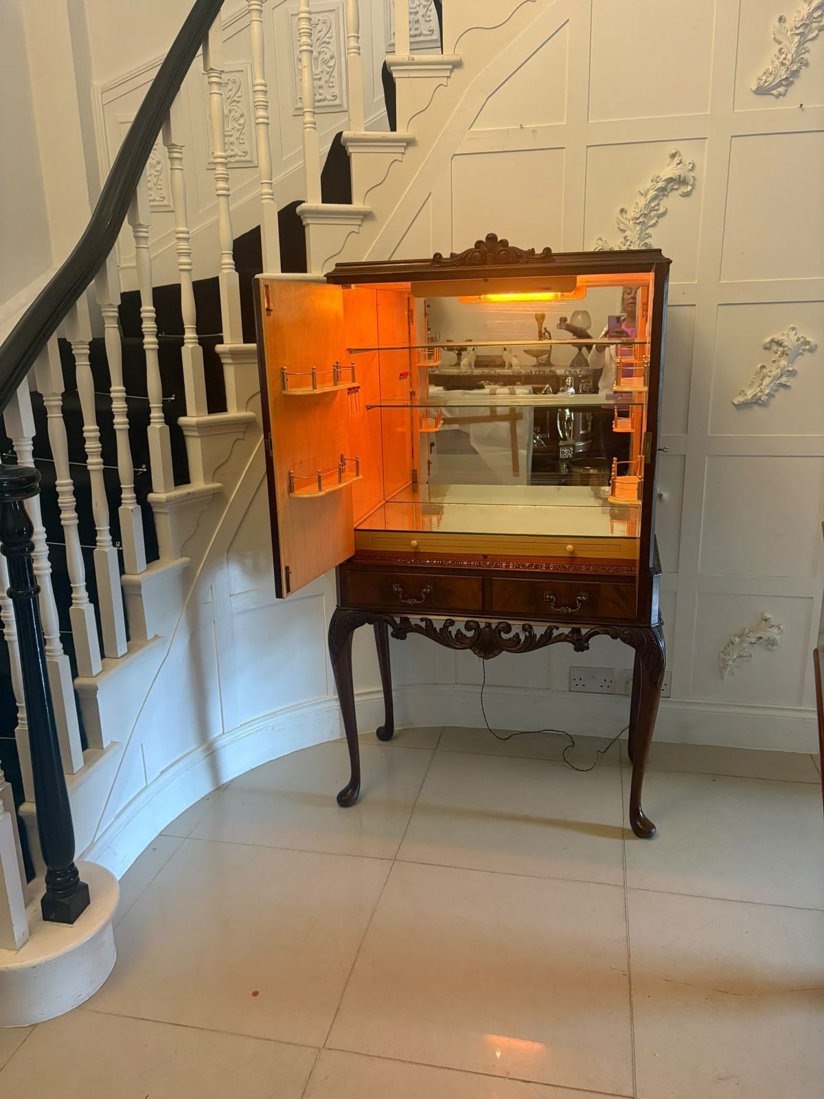 photo vintage Antique Figured Mahogany Illuminated Cocktail Drinks Cabinet On Stand