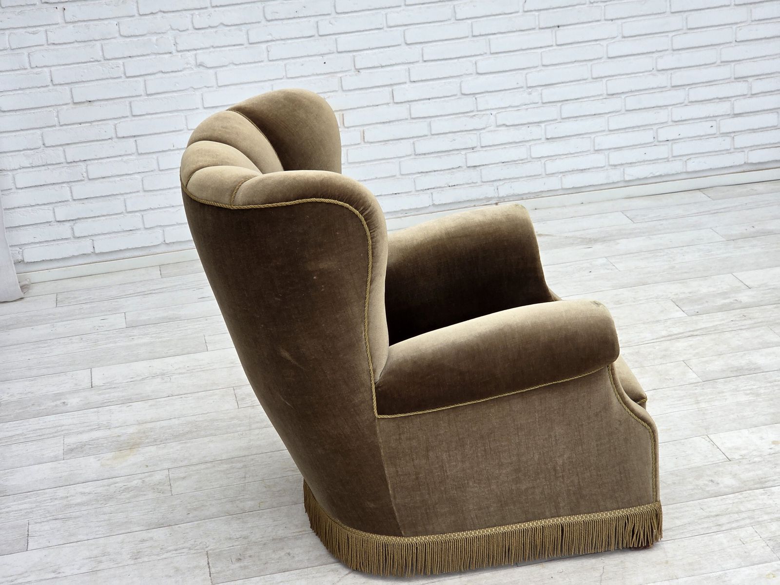 photo furniture Jaren 1960, Deense relax fauteuil, donkergroen meubelvelours, essenhout.