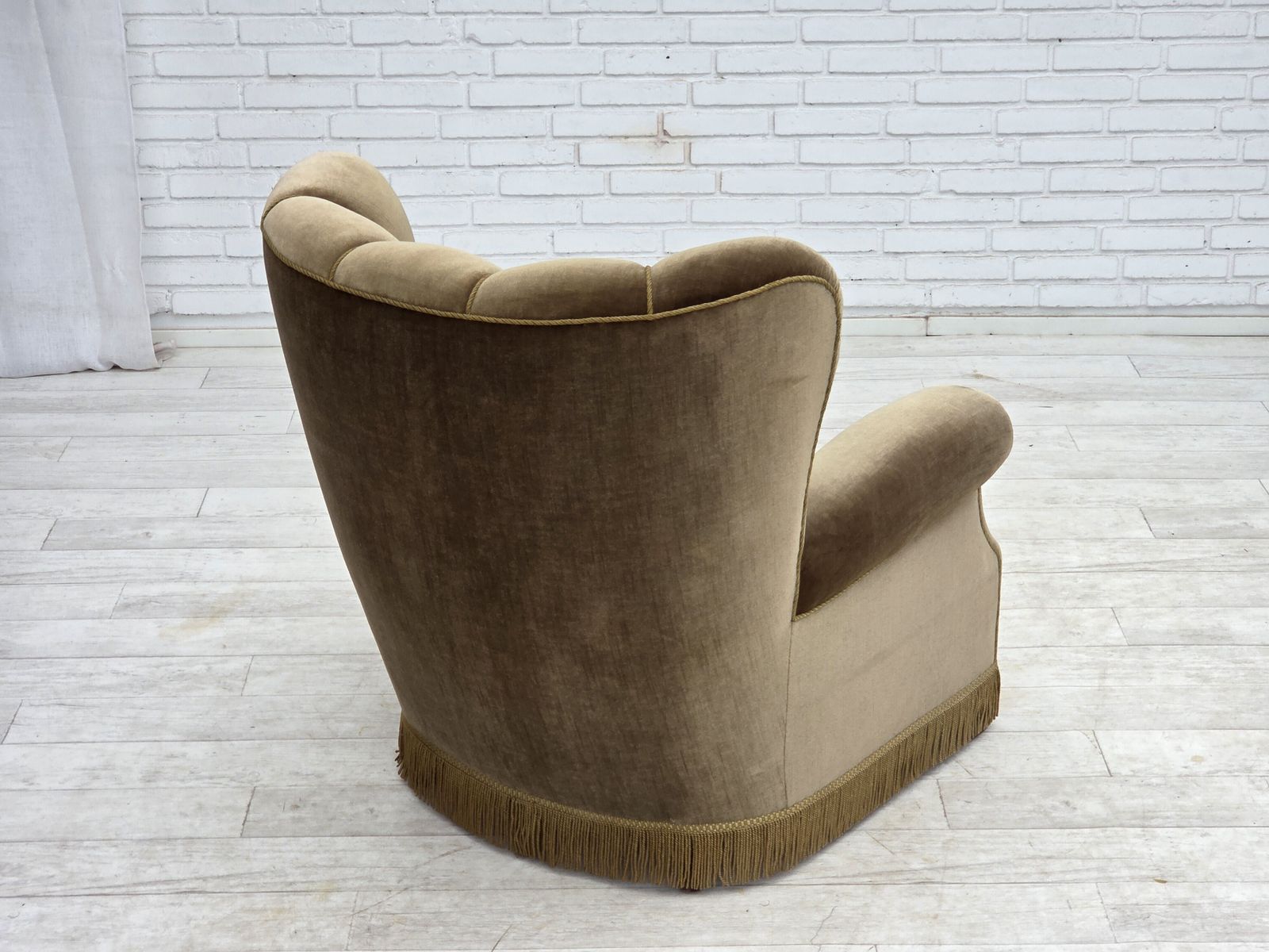 photo for sale Jaren 1960, Deense relax fauteuil, donkergroen meubelvelours, essenhout.
